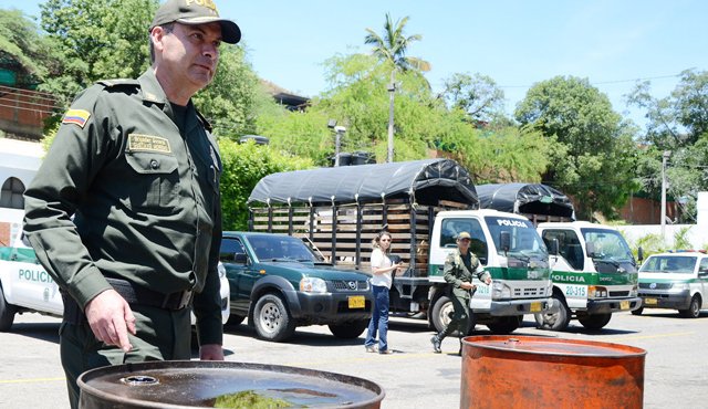 El brigadier general Gustavo Moreno mostró ayer, en el comando de San Mateo, las canecas de ACPM incautadas en el operativo adelantado en Puerto Santander. Rodrigo Sandoval