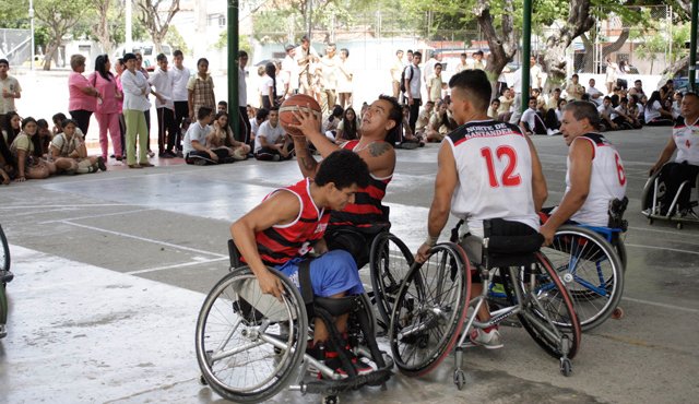 El equipo corre contra el tiempo en la consecución de plata para el Interclubes. Ayer jugaron en el colegio Carlos Pérez Escalante del barrio San Luis. Mario Caicedo