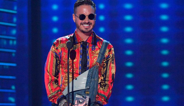 J Balvin fue el único colombiano que ganó el jueves en los Premios Juventud. Colprensa