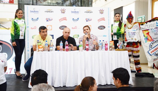 Botero (derecha) invitó a los cucuteños para que asistan este domingo al cierre de la expoferia con la ‘cronoescalada’ que está prevista desde La Garita hasta La Mutis. Rodrigo Sandoval