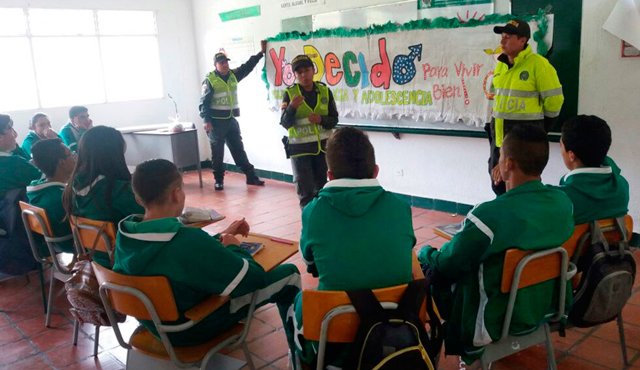 La policía de infancia trabaja para prevenir los embarazos no deseados en la población estudiantil. Cortesía