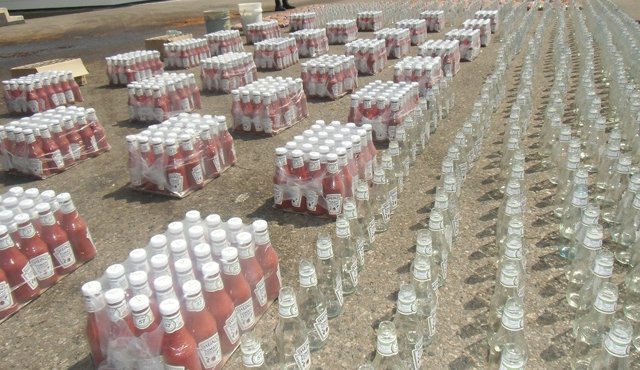 La policía halló 90 bolsas plásticas de cuatro mil gramos cada una que contenían la salsa de tomate nacional que sería utilizada como materia prima para llenar los frascos. Cortesía