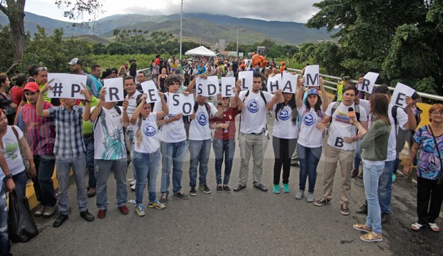 Al cruzar la frontera, este grupo de venezolanos protestó contra la delicada situación económica que registra su país. Mario Caicedo