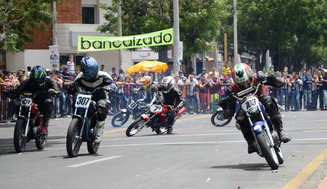 Los pilotos llegaron desde varios lugares del país y derrocharon sobre el asfalto toda su destreza y capacidad sobre las motocicletas. El público disfrutó con el ruido de los motores y con el ambiente de competencia que se vivió. Rodrigo Sandoval
