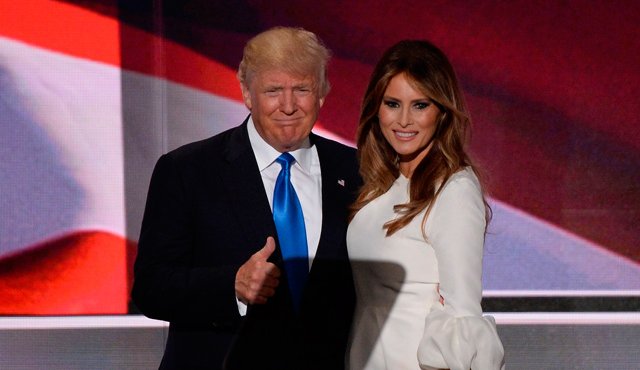 Melania Trump (derecha) presuntamente plagió de formal parcial un discurso de Michelle Obama dado en la convención demócrata de 2008. AFP