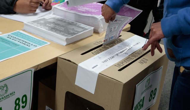 En los próximos meses los colombianos tendrán una nueva cita con la democracia, esta vez para decidir el futuro del proceso de paz que se negocia con las Farc, en La Habana. Quienes participen tendrán dos opciones el ‘Sí’ o el ‘No’ a los acuerdos que se logren entre las partes. Archivo