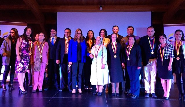 La ministra de Educación, Gina Parody, se reunió con los 95 rectores y 95 docentes de colegios oficiales quienes obtuvieron los mejores resultados en el Índice Sintético de Calidad Educativa. Colprensa