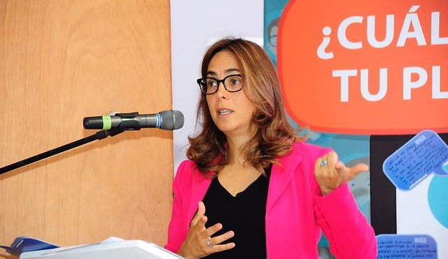La ministra Gina Parody se reunió con estudiantes, docentes y padres de familia para realizar una actividad de lectura en voz alta. Colprensa