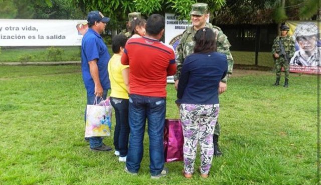 Aunque la desmovilización es vista como un acierto, algunos sectores la interpretan como una forma de perpetuar la guerra. Cortesía