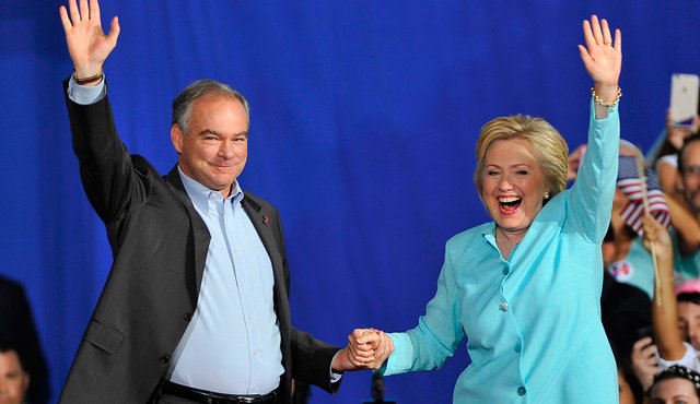 La ex primera dama presentó a Kaine en un acto de campaña en Miami. AFP