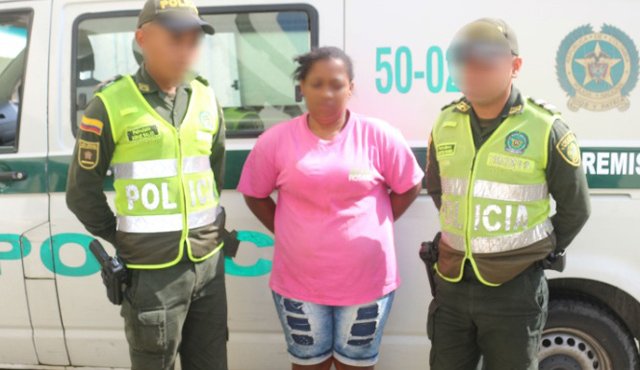 La mujer fue capturada luego de que llamara a un hombre, con el que también salía, para que la ayudara. Este dio aviso a la Policía y cuando ella llegó al lugar de la cita, fue detenida. Colprensa