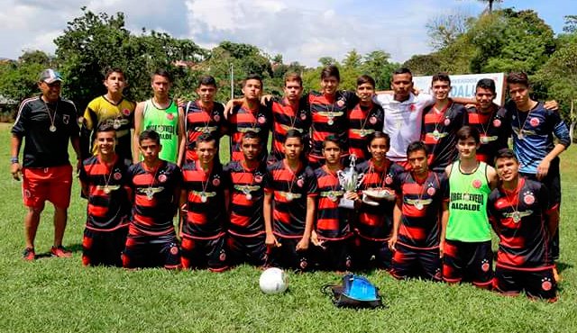 Este es el equipo El Caleño que dirige el exfutbolista Juan Carlos ‘El Caleño’ Gutiérrez, que se clasificó a la final nacional de la VI Copa Bon Bon Bum, al vencer en la final en Guadalupe (Santander) a Chamitos 2-0. Cortesía