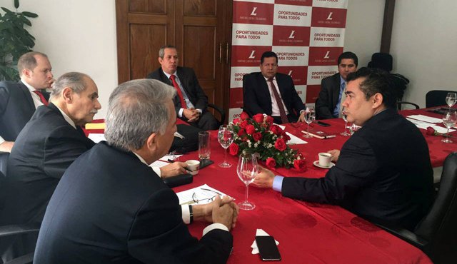 La dirección nacional del partido liberal se reunió ayer en Bogotá para definir el relevo entre sus integrantes, pero finalmente no se oficializó la salida de Fabio Amín y la posesión de Alejandro Carlos Chacón. Especial para La Opinión