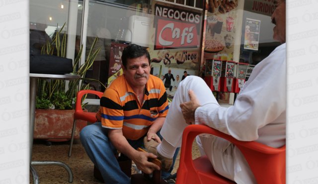 José Alirio Camargo llega de lunes a viernes a las 8 a.m. al edificio Agrobancario para iniciar con sus labores. Obando