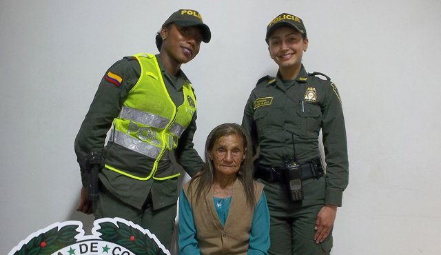 Un grupo de auxiliares bachilleres de la Policía pintó las paredes de la casa de Carmen Cecilia Castro, mientras ella fue llevada a un salón de belleza. Roberto Ospino