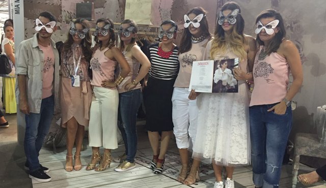 Durante el lanzamiento de la campaña Mónica repartió antifaces en forma de mariposa a los asistentes. Blogueras, editoras de moda, asesoras de imagen, diseñadoras y las creadoras estuvieron presentes en la actividad. Daniela Sánchez
