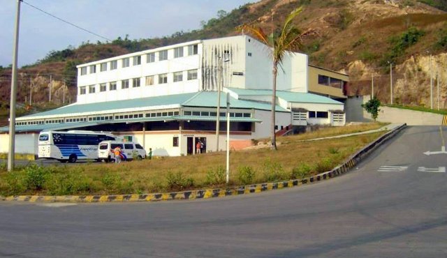 La central de transportes de Ocaña tiene 15 años de existencia pero no se utiliza al ciento por ciento su infraestructura porque las empresas de transporte prefieren operar desde el centro de Ocaña. Javier Sarabia