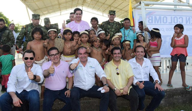 En la foto el ministro del Interior, Juan Fernando Cristo Bustos se encuentra de pie acompañado con otras autoridades. Ministerio del Interior