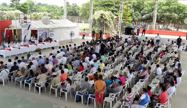 Mientras los manifestantes gritaban: “¡Mienten, mienten!”, los asistentes aprovechaban el diálogo, pidiendo la ampliación de las hectáreas sembradas con yuca, piña, o cítricos. La Opinión