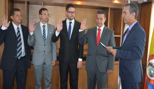 De izquierda a derecha: Amaury Antonio Jiménez, Anwar Salim Daccarett Alvarado, Carlos Mario Gamarra Sierra, Carlos Alfonso Hernández Mogollón y Luis Humberto Martínez Lacouture, gerente general del ICA. Tomada de ica.gov.co
