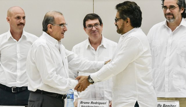 Humberto de La Calle e Iván Márquez (derecha) tendrán que sentarse en La Habana (Cuba) a analizar los alcances de esta nueva acción de pedagogía de la paz ofrecida por las Farc en Tumaco, Nariño. Archivo