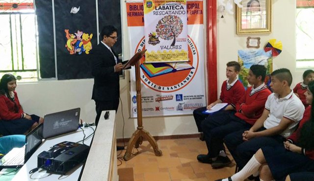 Los estudiantes del colegio Nuestra Señora de las Angustias, participaron en un foro por la paz. Cortesía