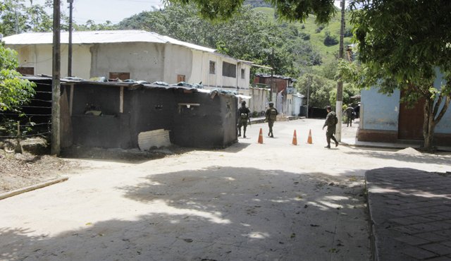 Si bien la Corte indica que la policía debe estar en todo el territorio, no en todos los casos las estaciones pueden estar en cualquier zona, especialmente si son zonas en conflicto. Archivo