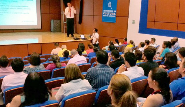 Funcionarios del sector público han recibido las capacitaciones con las que se informan de lo acordado en La Habana. Archivo La Opinión