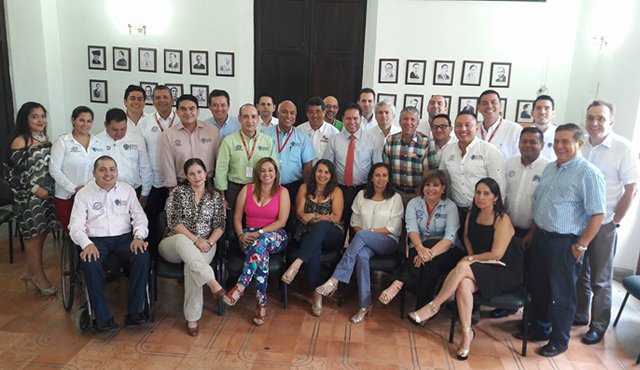 Como una forma de enviar un mensaje de que tanto él como su equipo de trabajo siguen al frente de la administración departamental, en las redes sociales de la Gobernación circuló ayer esta fotografía de William Villamizar y su gabinete. Cortesía