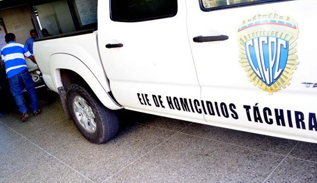 EL cadáver del joven asesinado a tiros en Ureña fue trasladado en una unidad forense a la morgue del Hospital Central de San Cristóbal. Cortesía