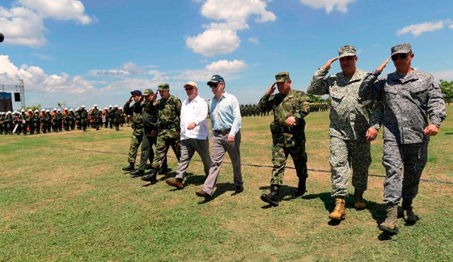 El Presidente, en la celebración del Día del Ejército, activó la nueva Brigada de Desminado. Colprensa