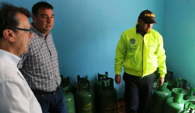 Los secretarios de Seguridad Ciudadana y de Gobierno, Mauricio Franco y Oscar Gerardino, respectivamente, dirigieron el cierre del expendio de gas propano que funcionaba sin permiso en el barrio Santander. Cortesía