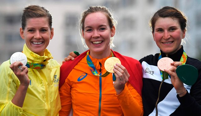 La medallista de plata de Suecia Emma Johansson (izquierda), la campeona Anna van der Breggen (centro) y la ganadora del bronce, la italiana Elisa Longo Borghini.
AFP