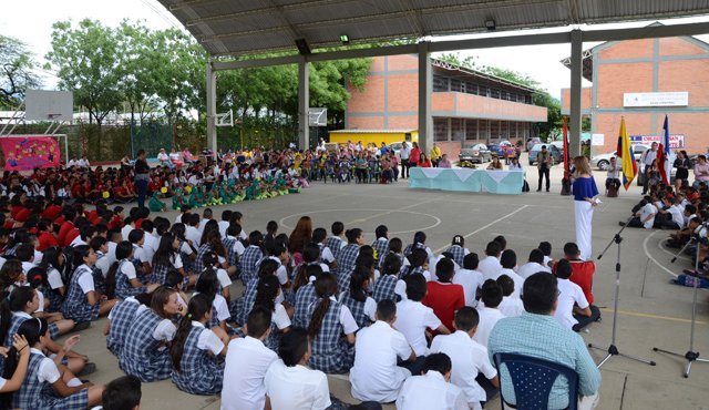 Rectores, los padres de familia y estudiantes deberán hacer las modificaciones que consideren necesarias en los manuales de convivencia escolar para cumplir los principios de igualdad que exige la Corte Constitucional. Archivo