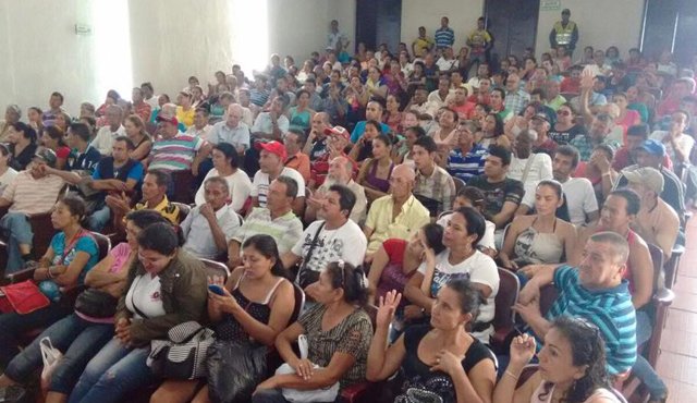 Los vendedores informales se reunieroncon funcionarios de la Secretaría de Gobierno y Policía para establecer acuerdos sobre su actividad comercial. Cortesía