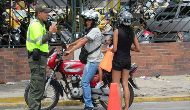 La Policía de Tránsito alertó a los papás para que no siguan poniendo en peligro la vida de sus hijos menores de diez años al transportarlos en motocicleta. Rodrigo Sandoval