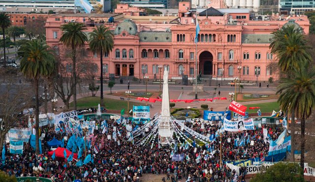 La marcha se celebra a una semana de que un juez ordenara una fallida detención de Bonafini, de 87 años, en una causa por presunto desvío de fondos públicos en un programa de construcción de viviendas sociales. AFP