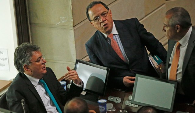 Desde el Congreso de la República se lanzaron fuertes cuestionamientos al ministerio de Hacienda por no tener definido el plan como se afrontará la implementacíón de los acuerdos que se firmen con las Farc. Colprensa
