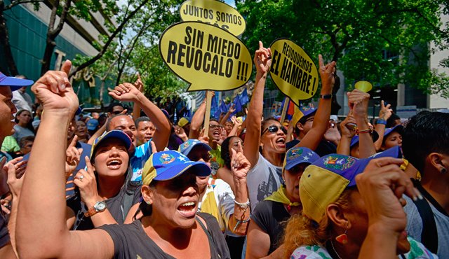 La oposición venezolana busca celebrar el referendo antes del 10 de enero de 2017, la fecha límite para convocar a nuevas elecciones en caso de que el mandato de Maduro fuera revocado. Archivo