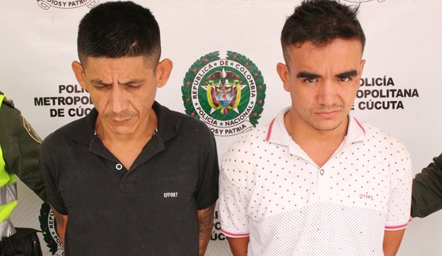 Daniel Henrique Zambrano Pérez y Ender José Niño Martínez, fueron detenidos en flagrancia por la Policía Metropolitana de Cúcuta, portando dos armas de fuego y siete teléfonos celulares. Policía Nacional