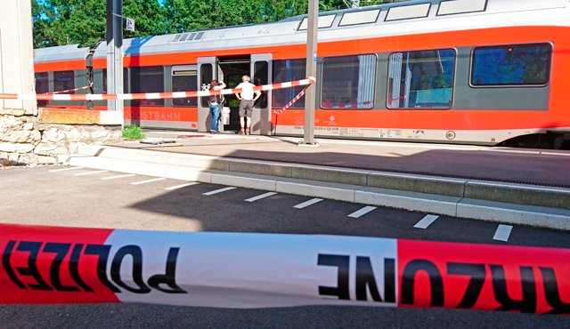 Policías revisan el tren en la estación de Salez, el este de Suiza, después que un hombre prendió fuego y apuñaló a los pasajeros, este sábado.
AFP