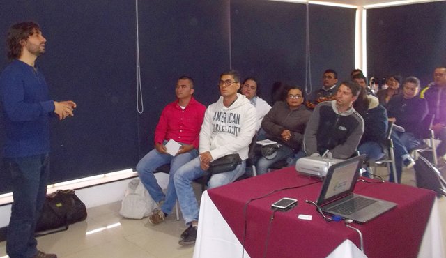 El docente Carlos Barrero es uno de los profesionales que está al frente del diplomado, en el que participan 35 gestores seleccionados por el Ministerio de Cultura. Roberto Ospino