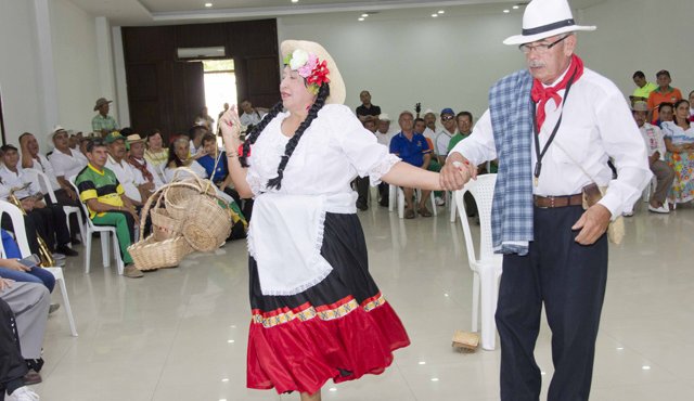 Los adultos mayores participaron de la presentación de danzas mientras las delegaciones municipales les hacían barra para ganar puntos ante el jurado calificador. Alfredo Estévez