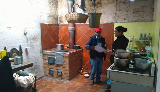 El secretario de Desarrollo de Pamplona, Nelson Villamizar, inspecciona que las estufas funcionen correctamente en la zona rural. Cortesía