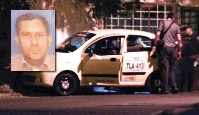 En el taxi quedaron marcas con sangre de la víctima. Además, el vidrio trasero del auto se rompió tras ser impactado por las balas. Cristian Herrera