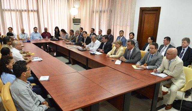 Para el Gobierno, después de cuatro años de negociación con las Farc, no sería posible reabrir el debate de la agenda pactada con el grupo armado ilegal, como se plantea desde algunos sectores políticos. Colprensa