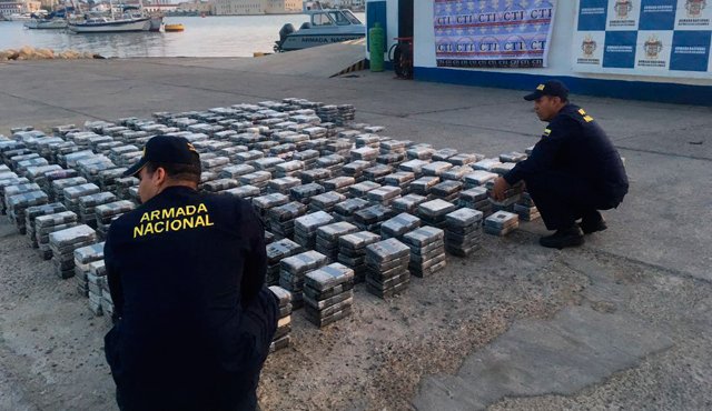 Las autoridades detectaron en el barco "dos compartimientos secretos donde había más de 2,3 toneladas de cocaína". Armada Nacional