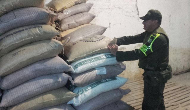 El azúcar y el camión recuperados fueron puestos a disposición de la Fiscalía General de la Nación por el delito de hurto. Policía Nacional