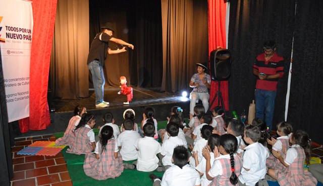 Una vez por semana los niños llegan hasta el Teatro Manotas para aprender sobre el mundo artístico a través del juego. Los niños juegan a ser payasos, magos, malabaristas, mimos y titiriteros. Juan Pablo Bayona