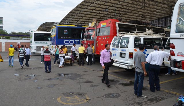 Según datos de la terminal de transporte, el traslado de pasajeros hacia el interior del país aumentará un 50%, al permitirse el paso de vehículos por los puentes fronterizos con Venezuela. Archivo La Opinión